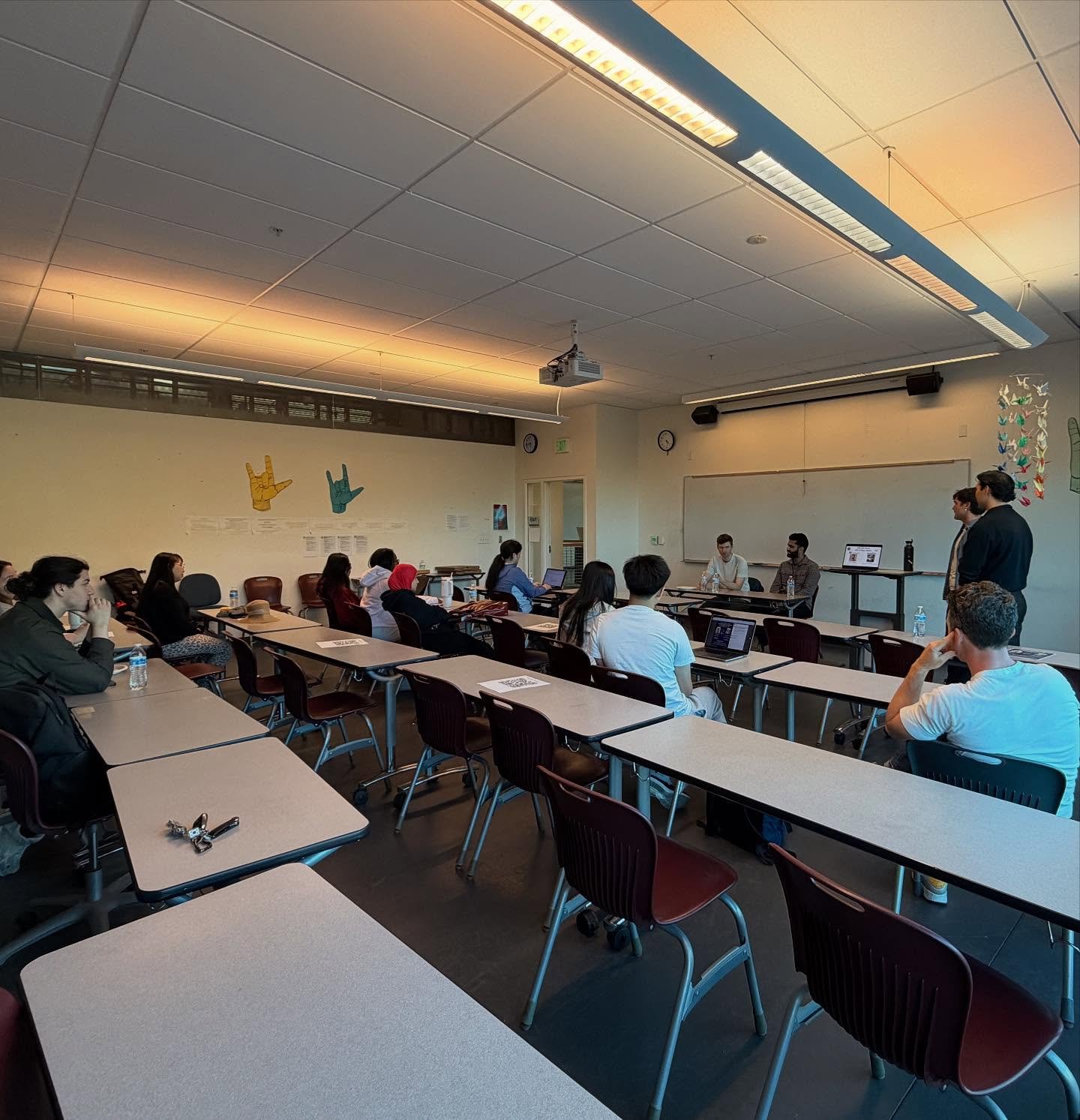 Wide view of the classroom during the consulting panel